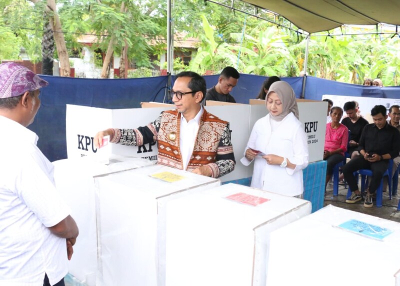 Pj. Gubernur NTT Gunakan Hak Pilih di TPS 010 Kelurahan Oebobo Kota Kupang